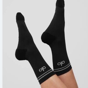 ALO UNISEX HALF-CREW THROWBACK COLOR BLACK